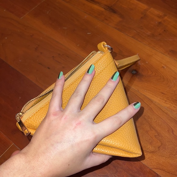Leather triangle purse with tassel - Picture 3 of 4